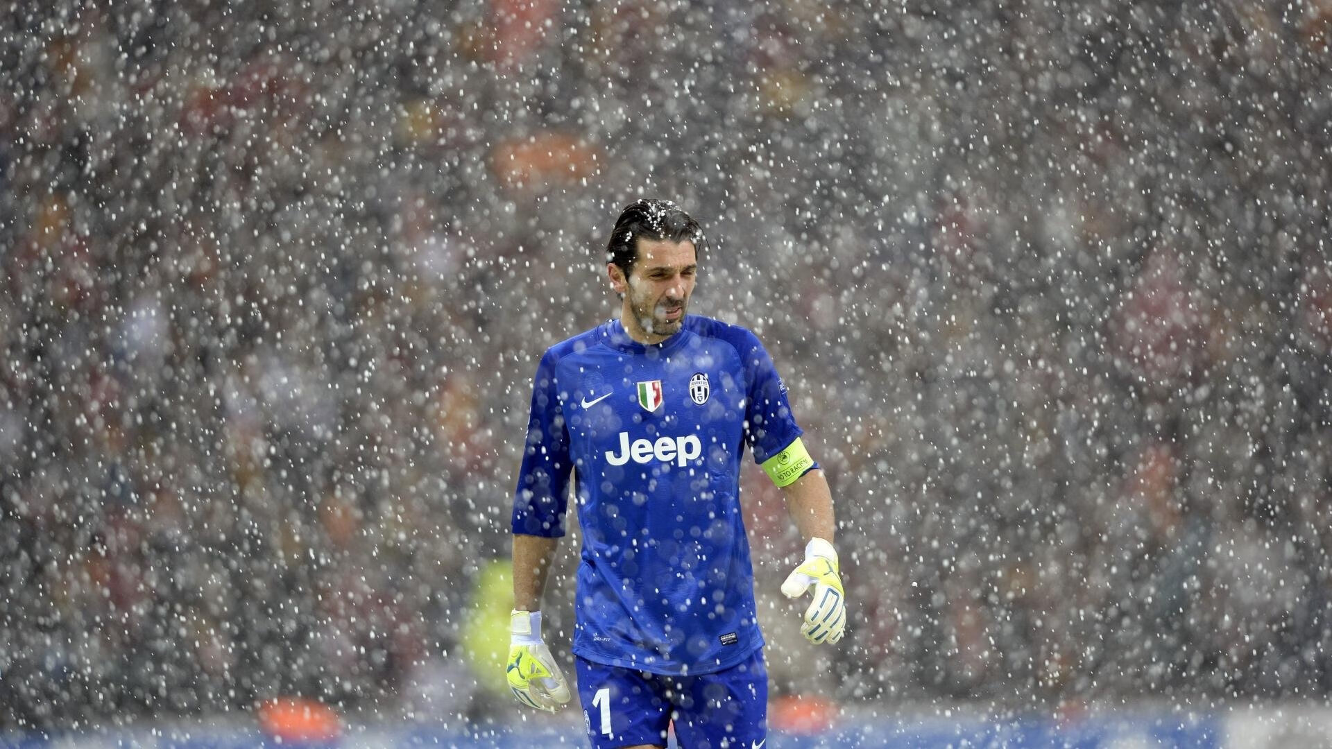 库里投中制胜三分全场沸腾欢呼，库里投全场三分视频